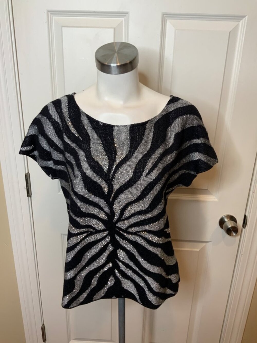 St. John Evening Black Silver Patterned Sleeveless Sweater, Size M, NWT! $795